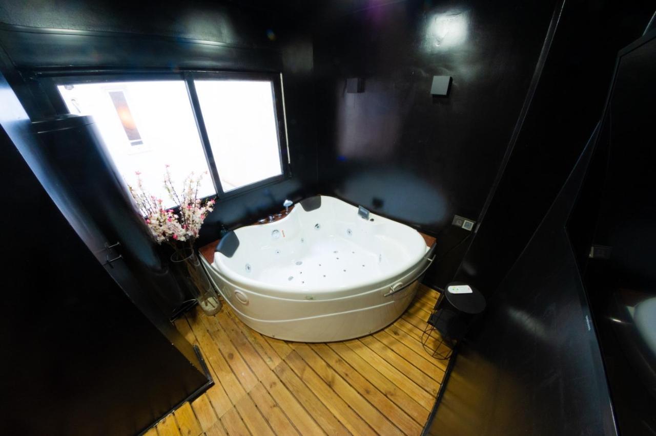 Modern Haven For Urban Explorers By Rems Málaga Exterior foto